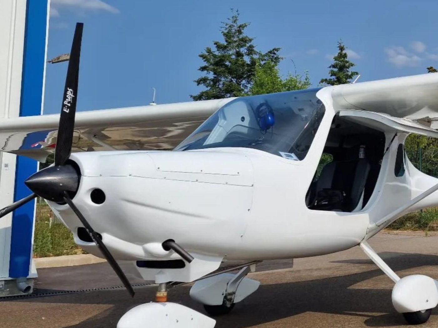 ULM Avionav Rally 100 devant un hangar de l'aérodrome