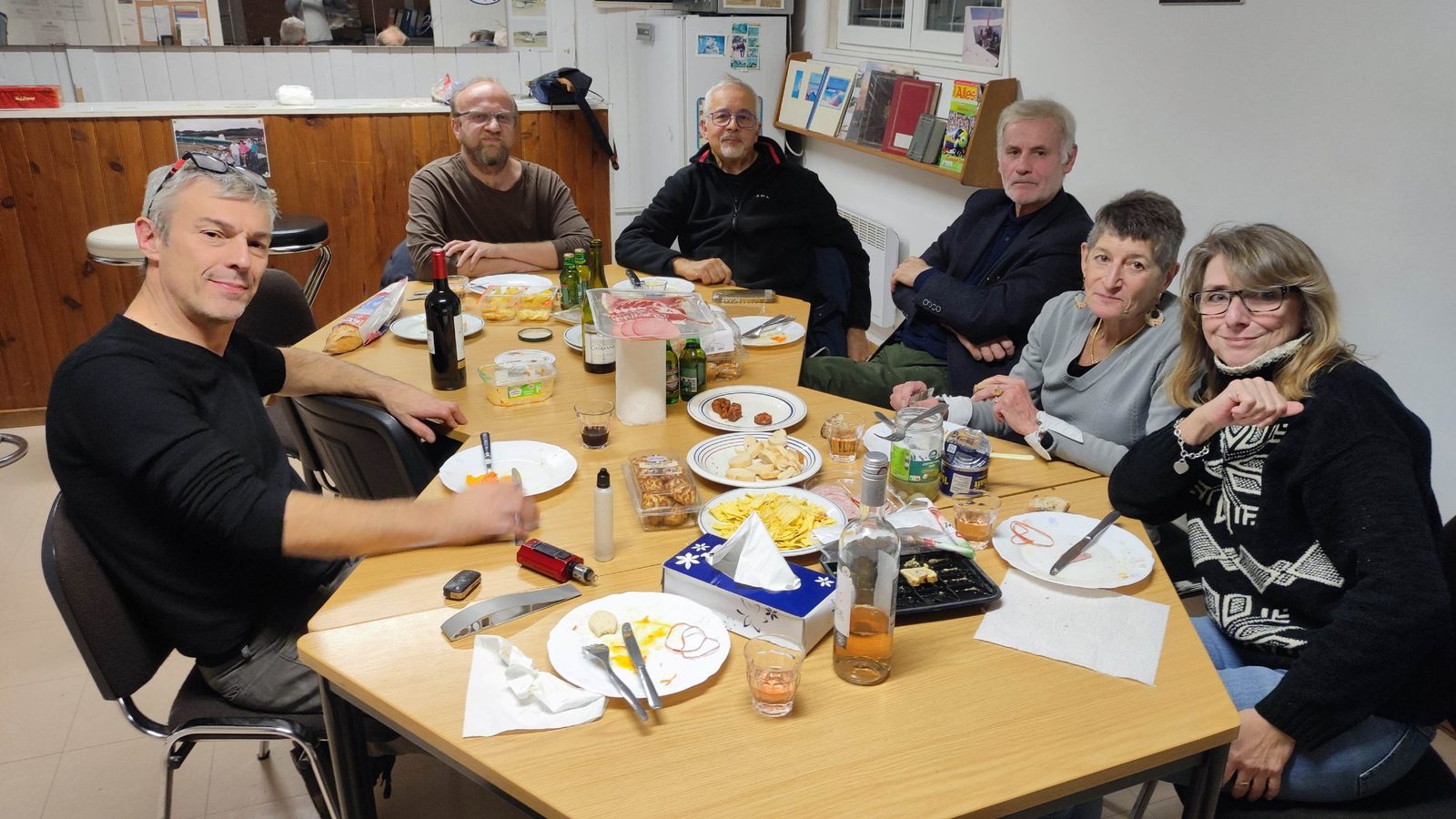 Membres du Club ULM Paris Est réunis autour d'une table au club