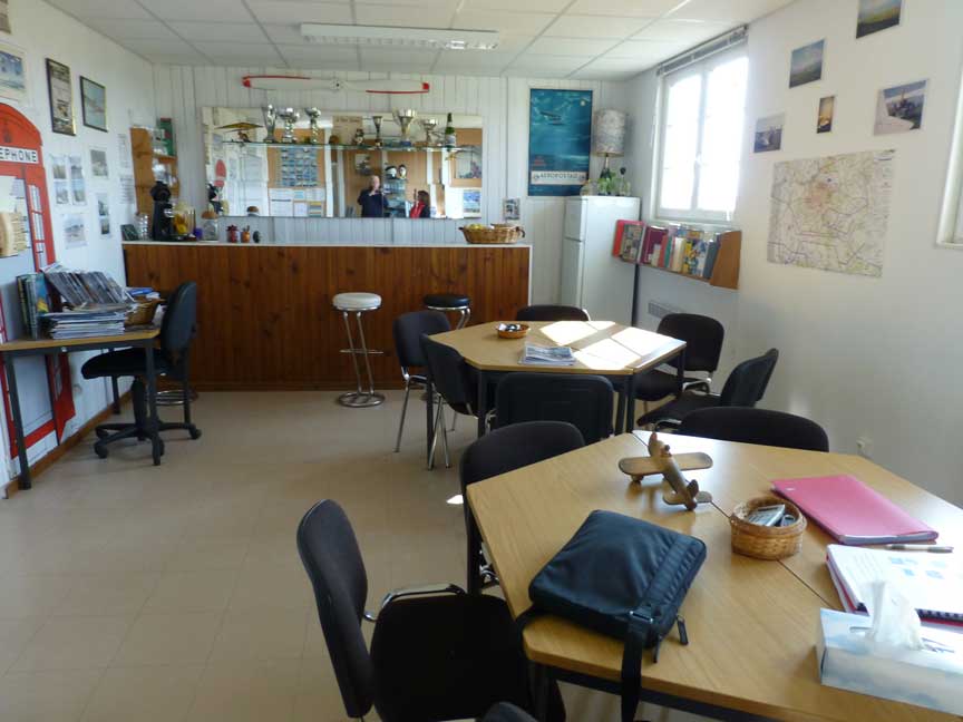 Les locaux du club : entre deux vols, on y prend un café et on discute.